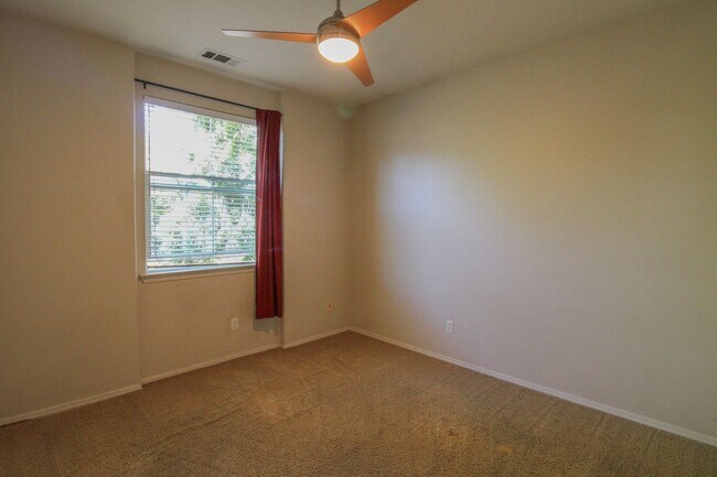Building Photo - 4 bedroom 2.5 bathroom condo in Broad Street Village Complex