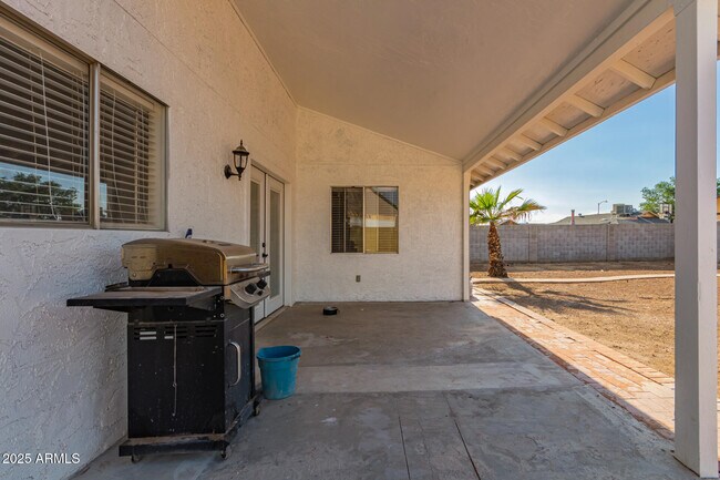 Building Photo - 6038 W Gelding Dr