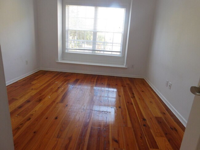 Building Photo - Lovely Townhome Available In Yacht Cove