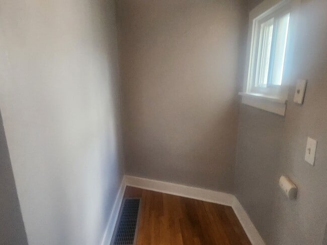 Building Photo - 2 Bedroom 1 bath updated Row Home