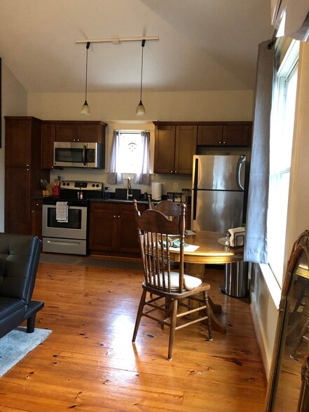 Dining area - 606 E 12th 1/2 St