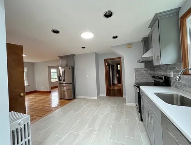 Building Photo - 663 Union St