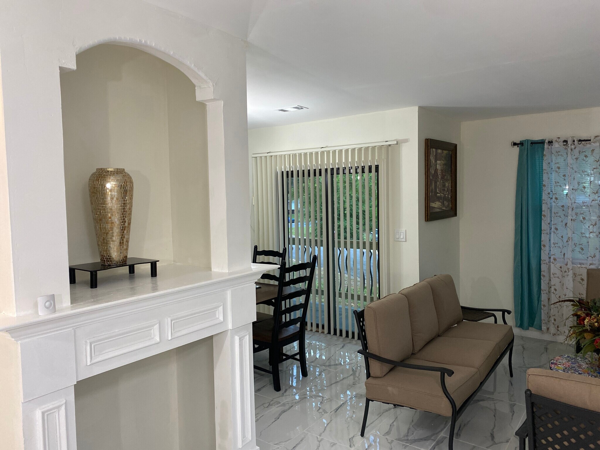 Building Photo - 825 Forest Lake Dr S