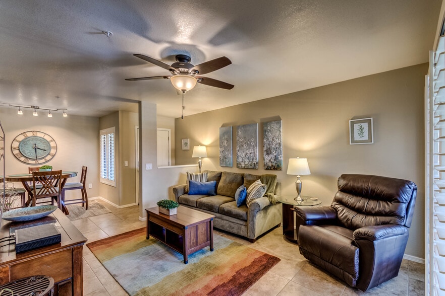 Living room - 5751 N Kolb Rd
