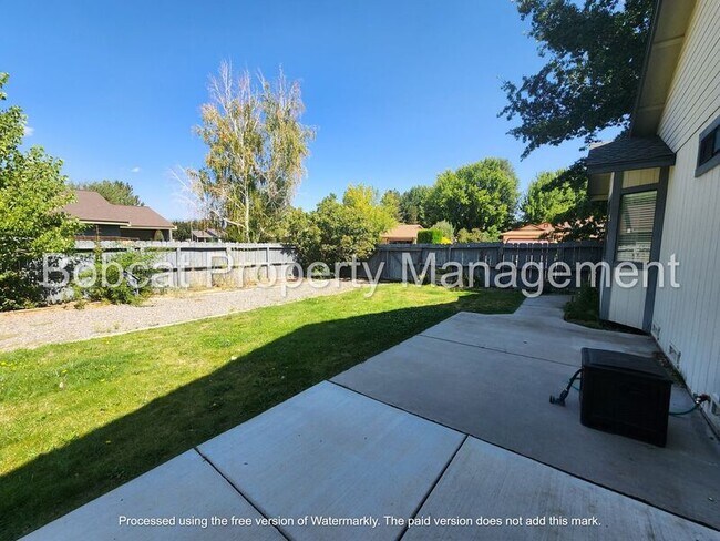 Building Photo - 1740 Cedarwood Dr