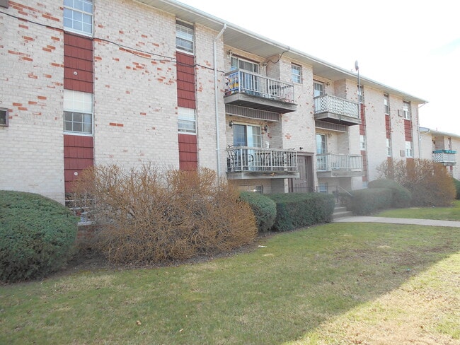 Primary Photo - Cambridge House Apartments