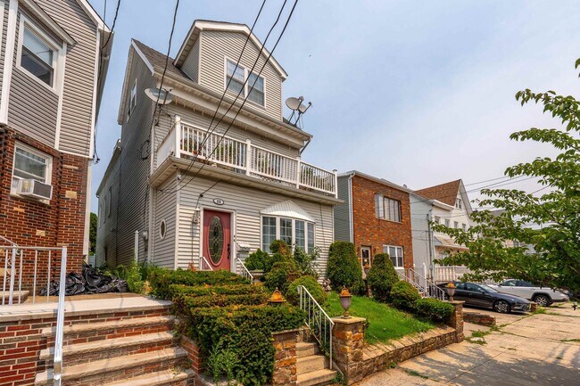 Building Photo - 23 W 51st St