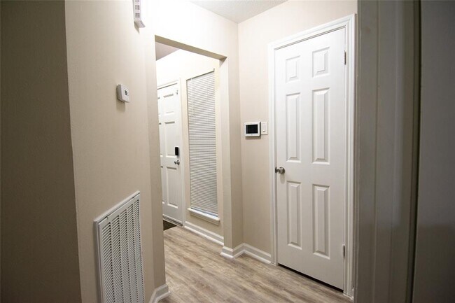 Building Photo - 9010 Arlington Forest Dr