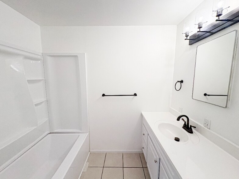 Building Photo - 6802 N 17th Ave