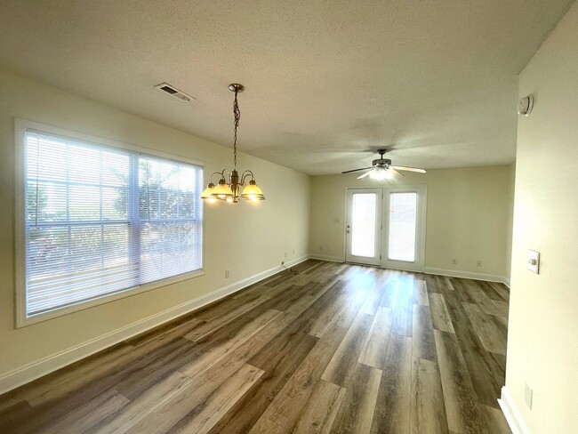 Building Photo - 3 Bedroom, 2.5 Bath Town Home - Large Back...