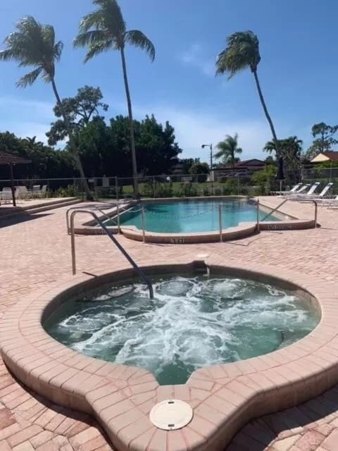 Building Photo - 2024 Pine Isle Ln