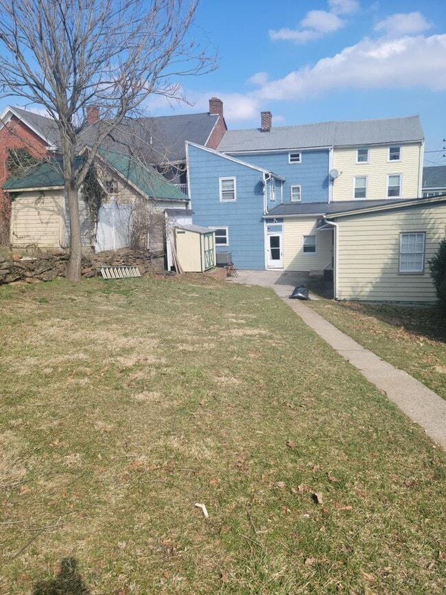 Building Photo - Spacious 2 Bedroom Home with possible 3rd bedroom or office space!