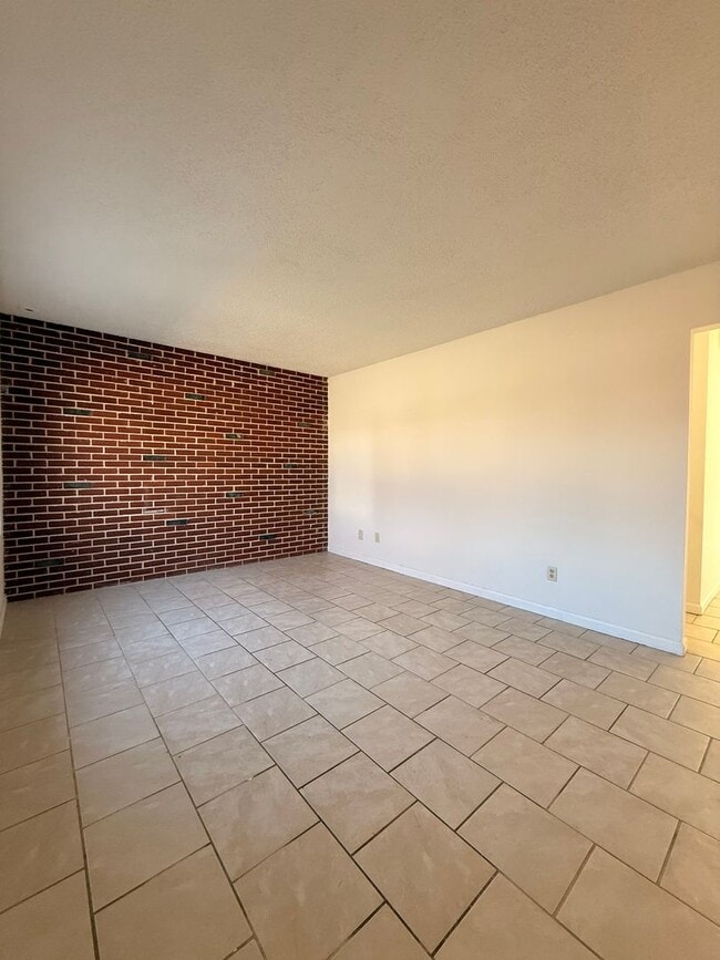 Building Photo - 1287-MF4-E