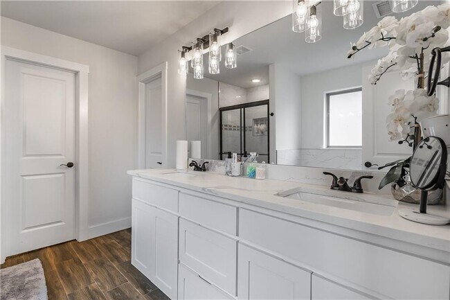 Building Photo - 707 W Jillian St