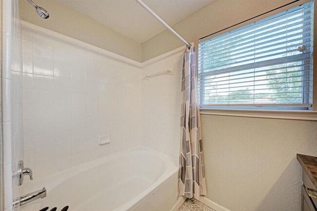 Building Photo - 2022 Balsam Way