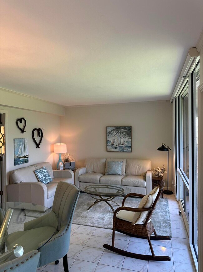 Building Photo - 1221 Hillsboro Mile