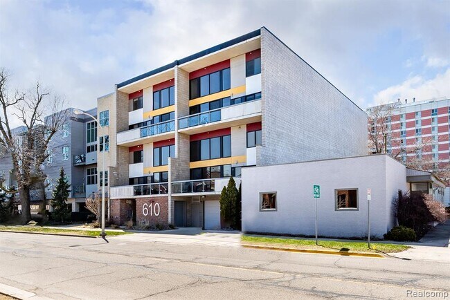 Primary Photo - 204 S Troy St