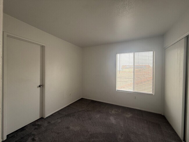 Building Photo - Lancaster 3 Bedroom + 3 Bathroom