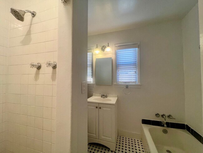 Building Photo - 5118 Ella Ln