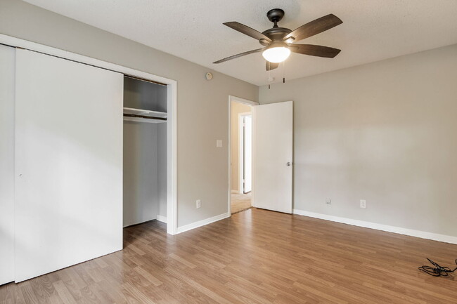 Building Photo - Desirable townhouse centerally located.