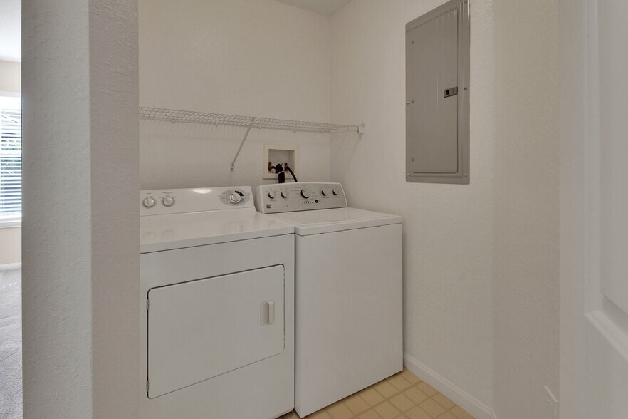 Building Photo - 940 Village Trl