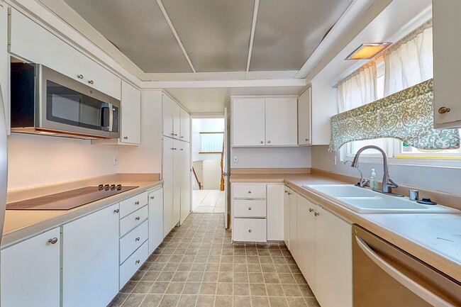 Building Photo - Large Family home - 4 Bedroom / 3 Bath