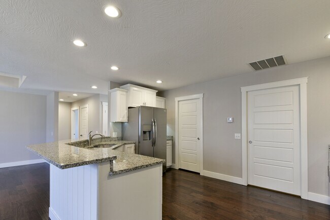 Building Photo - 343 Holts Lake Dr