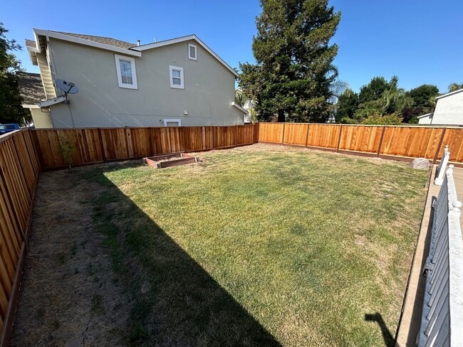 Building Photo - Beautiful Hidden Lake 3 Bed 3 Bath Home