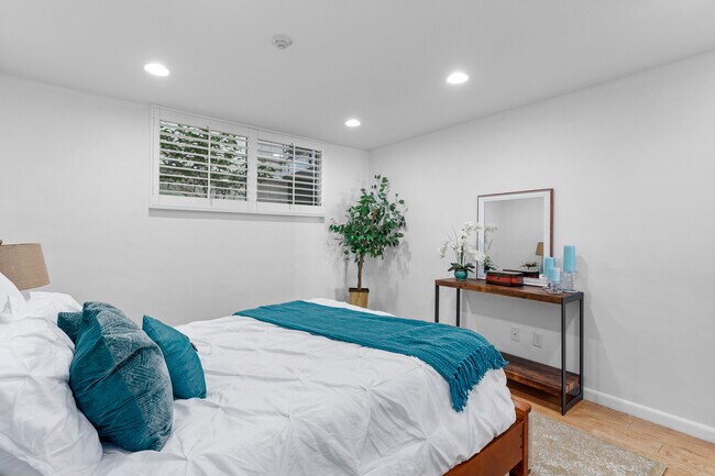 Building Photo - 615 Esplanade