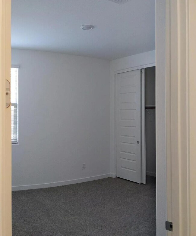 Building Photo - 2250 E Kelly Dr