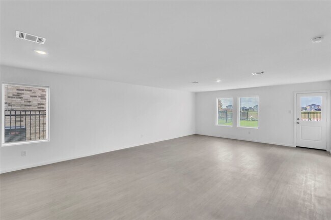 Building Photo - 27627 Village Cir Dr