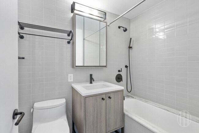 Building Photo - 175 W 95th St