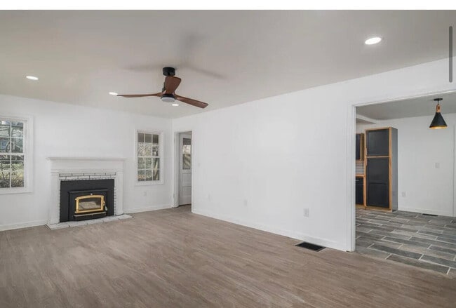 Building Photo - 667 Longview Dr