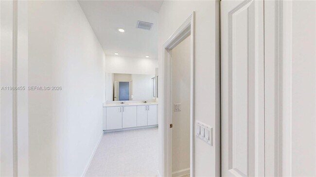 Building Photo - 2333 SE 28th St