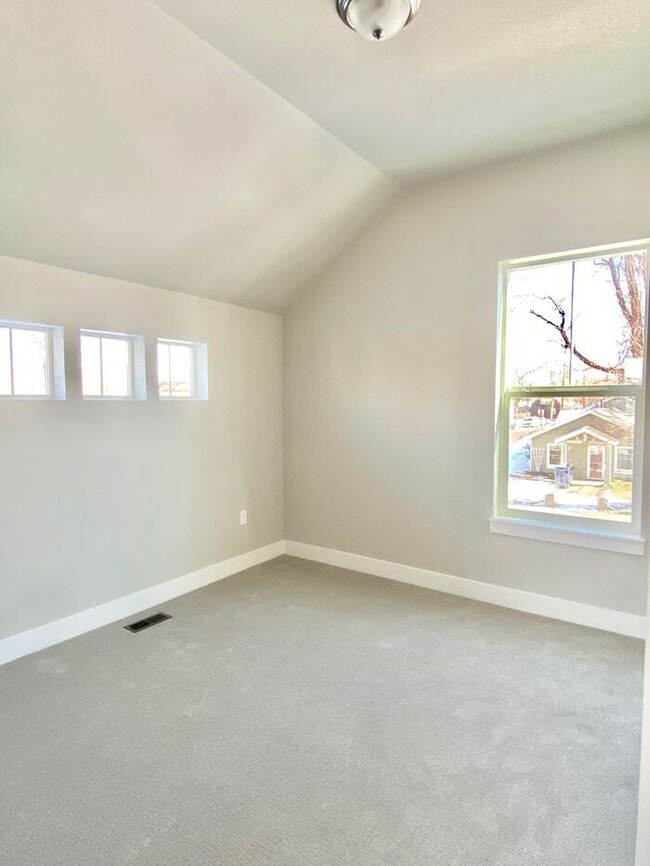 Building Photo - Stunning 3bd, 2ba Home Close To Downtown L...