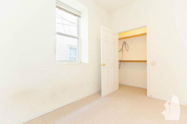 Building Photo - 3 bedroom in Chicago IL 60647