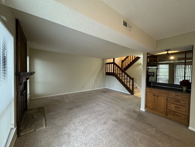 Building Photo - Beautiful townhome with 1 car garage and p...