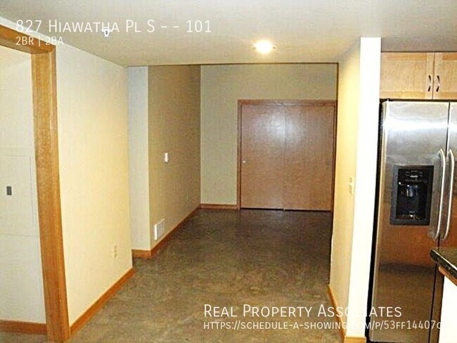 Building Photo - 827 Hiawatha Pl S