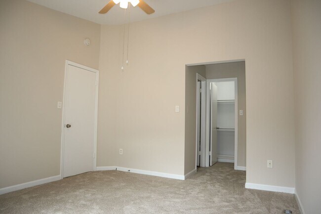 Building Photo - Charming Townhome Nestled in a Private Cul...