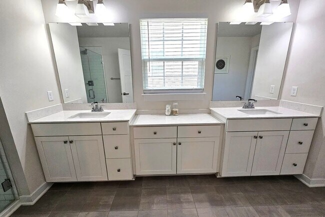 Building Photo - 3700 SF 4/4 Available Now!