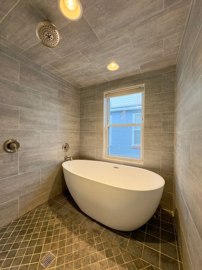 Building Photo - Charming 2 Bedroom/2.5 Bathroom Townhome in Upper Fells Point, MD!