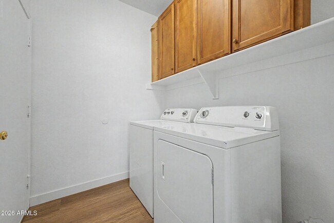 Building Photo - 8868 W Laurel Ln