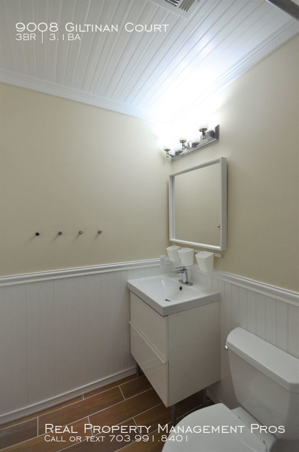 Building Photo - Charming End Unit by Huntsman Lake!
