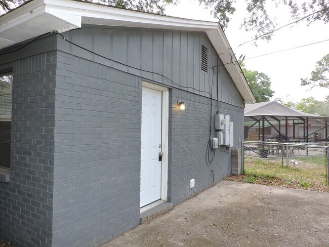 Building Photo - Beautifully updated home!
