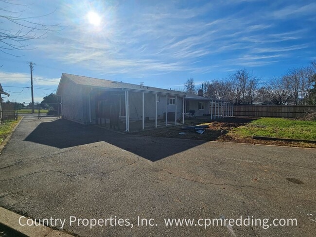 Building Photo - House with Huge Shop in the Heart of Redding Available Now!