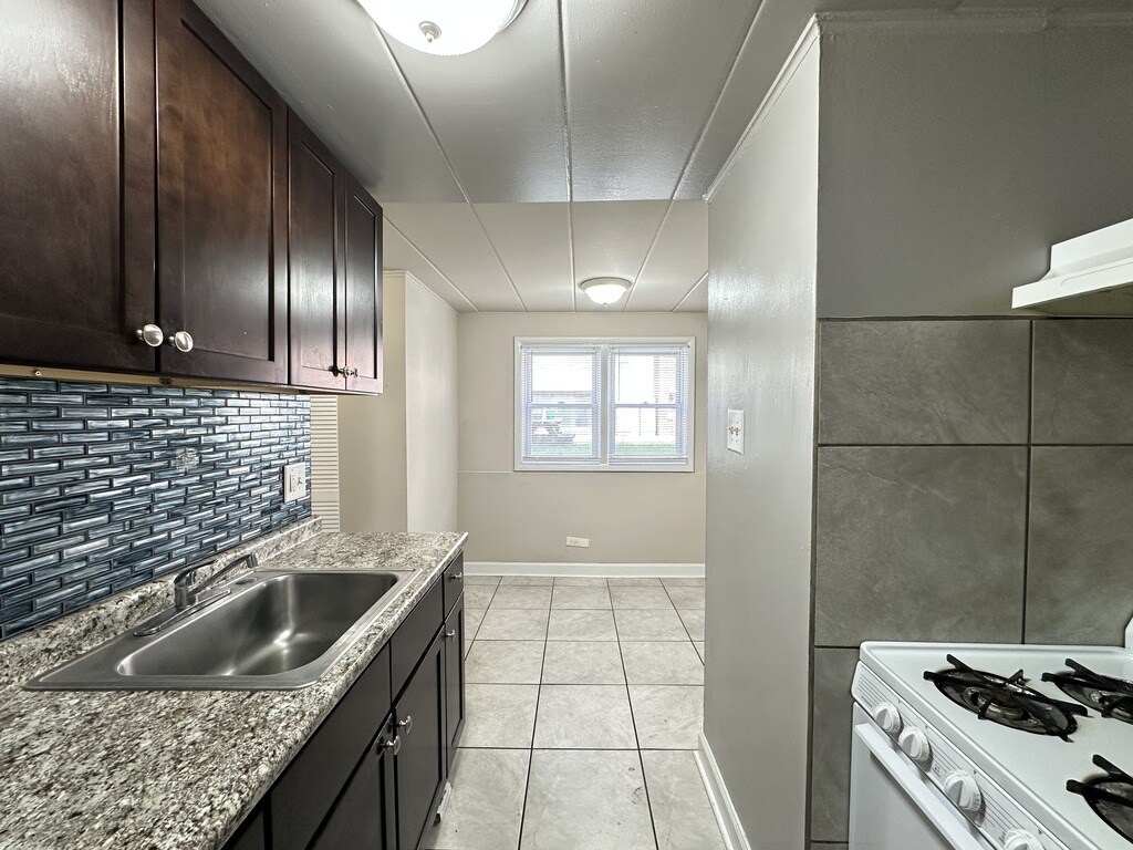 Building Photo - 9612 Ivanhoe Ave