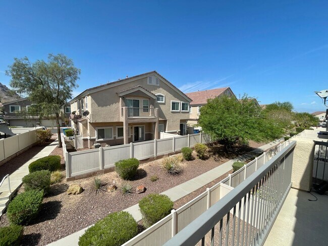 Building Photo - Great Spacious 3 bedroom Townhome Availabl...