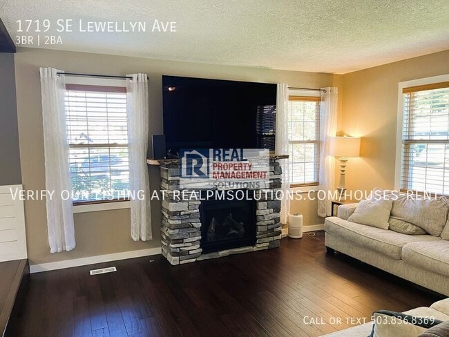Building Photo - 1719 SE Lewellyn Ave