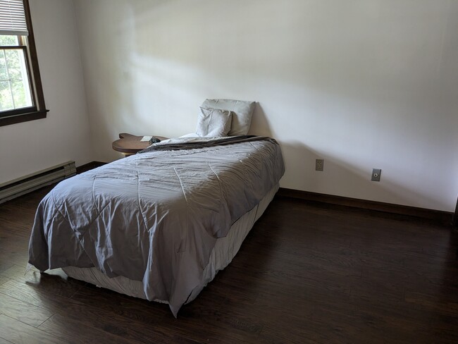 bedroom is large enough for a queen and 2 dressers - 15 Amber Ct