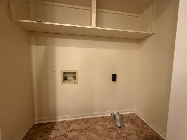 Building Photo - Pet-Friendly 3-Bedroom Home with Fenced Yard, Sun Room & Utilities Included